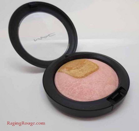 MAC Centre of Attention Divine Night Mineralize Skinfinish