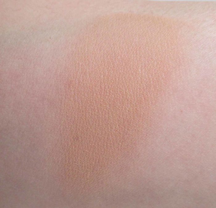 IT Cosmetics Confidence In A Compact Swatch, Medium